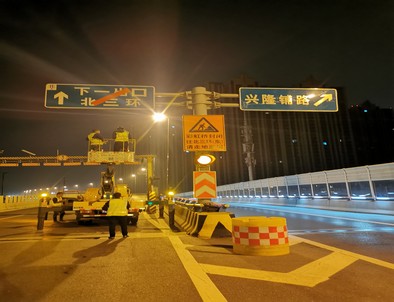 仙桃郑州市北三环彩虹桥交通标志牌安装现场
